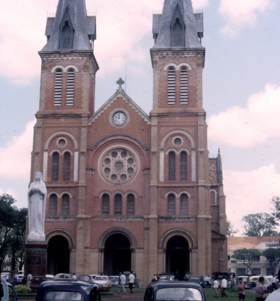 bthefamouscatholiccathedralsaigon.jpg